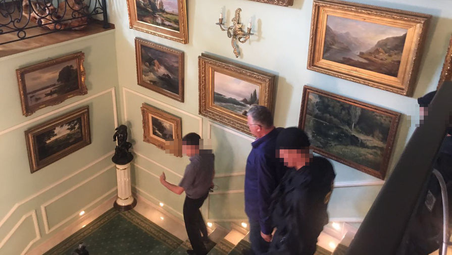 G&ouml;mr&uuml;k rəisinin evində ayaqqabı qutularında k&uuml;lli miqdarda dollar tapıldı - Fotolar