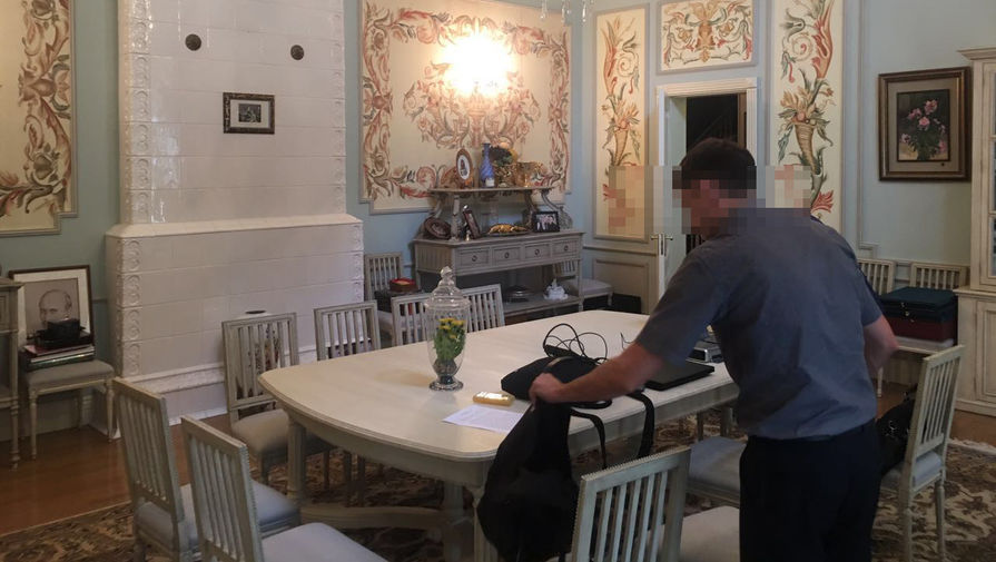 G&ouml;mr&uuml;k rəisinin evində ayaqqabı qutularında k&uuml;lli miqdarda dollar tapıldı - Fotolar