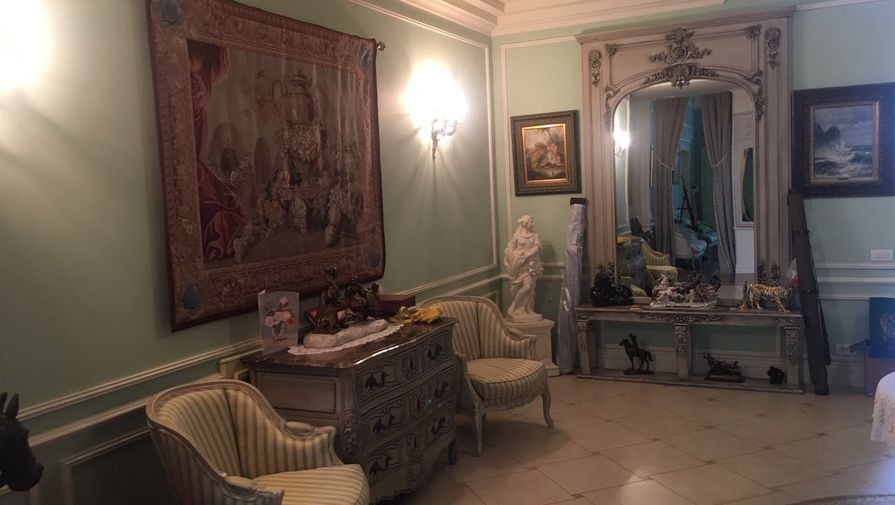 G&ouml;mr&uuml;k rəisinin evində ayaqqabı qutularında k&uuml;lli miqdarda dollar tapıldı - Fotolar