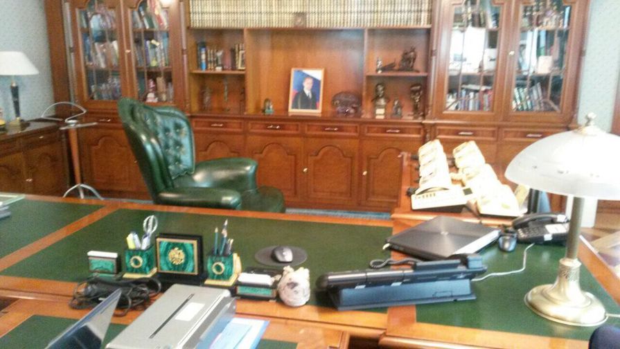 G&ouml;mr&uuml;k rəisinin evində ayaqqabı qutularında k&uuml;lli miqdarda dollar tapıldı - Fotolar