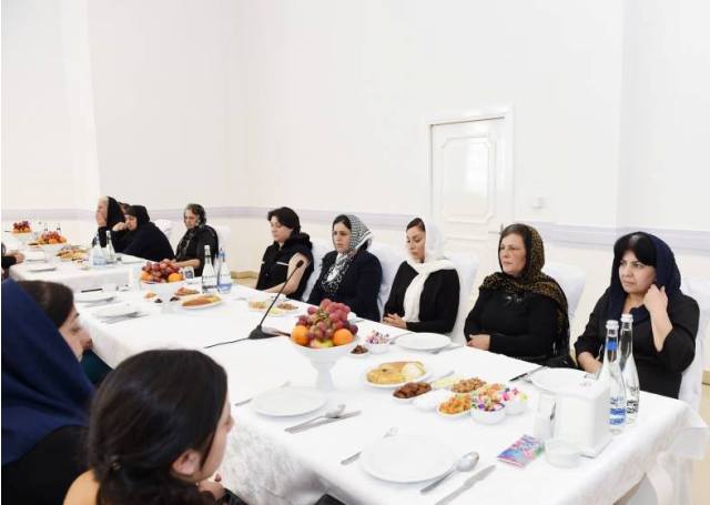 Məmurdan şəhidinə başdaşı qoyan ataya -  &ldquo;Obyekt tikirsən?&rdquo; 