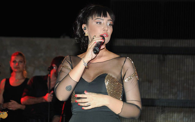 Məşhur müğənni dünənki mitinqə “şou” dedi -  Etiraza səbəb oldu