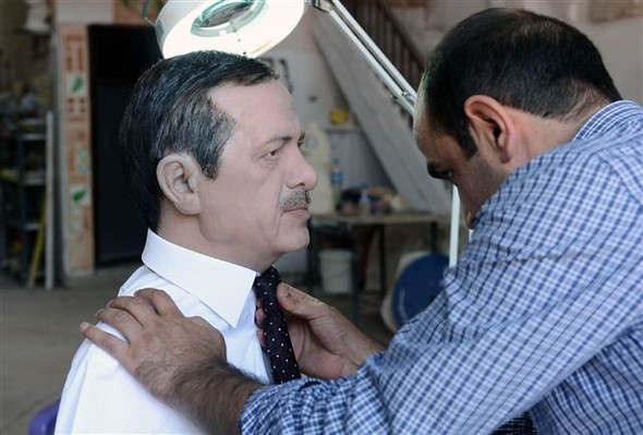 Ərdoğanın büstündə 500 nəfərin saçından istifadə etdi - Fotolar Ərdoğanın büstündə 500 nəfərin saçından istifadə etdi - Fotolar