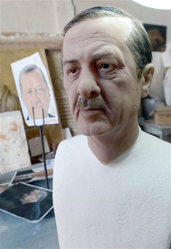 Ərdoğanın büstündə 500 nəfərin saçından istifadə etdi - Fotolar Ərdoğanın büstündə 500 nəfərin saçından istifadə etdi - Fotolar