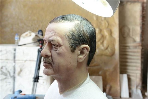 Ərdoğanın büstündə 500 nəfərin saçından istifadə etdi - Fotolar Ərdoğanın büstündə 500 nəfərin saçından istifadə etdi - Fotolar