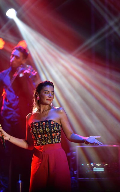 Məşhur müğənni dünənki mitinqə “şou” dedi -  Etiraza səbəb oldu