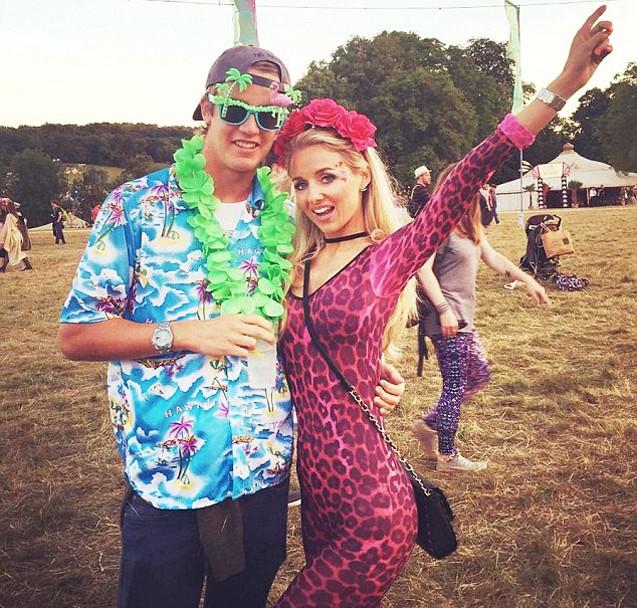 Bəylə gəlindən qeyri-adi s&uuml;rpriz - Soyunub &ccedil;aya tullandılar