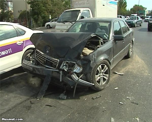 Bakıda “Kia” aşdı - 2 yaralı+Fotolar Bakıda “Kia” aşdı - 2 yaralı+Fotolar