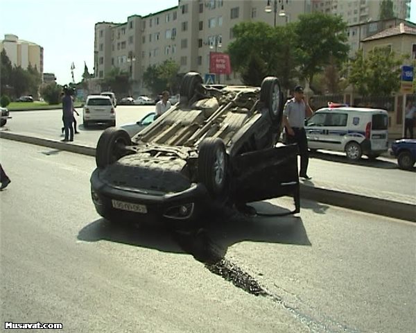 Bakıda “Kia” aşdı - 2 yaralı+Fotolar Bakıda “Kia” aşdı - 2 yaralı+Fotolar