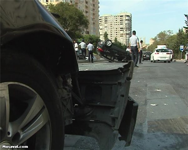 Bakıda “Kia” aşdı - 2 yaralı+Fotolar Bakıda “Kia” aşdı - 2 yaralı+Fotolar