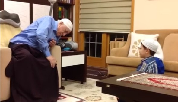 Qiyam gecəsinin 1 nömrəli şübhəlisi Gülənin dizinin dibində - Video Qiyam gecəsinin 1 nömrəli şübhəlisi Gülənin dizinin dibində - Video