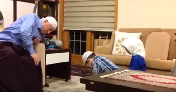 Qiyam gecəsinin 1 nömrəli şübhəlisi Gülənin dizinin dibində - Video Qiyam gecəsinin 1 nömrəli şübhəlisi Gülənin dizinin dibində - Video