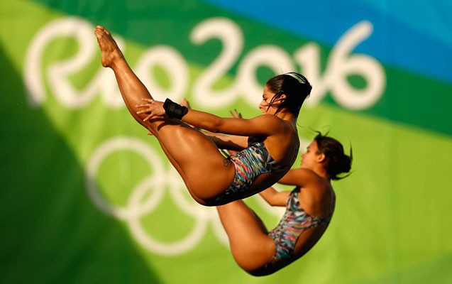 Komanda yoldaşı ilə yatmaq istədi, rəfiqəsi qoymadı - Fotolar