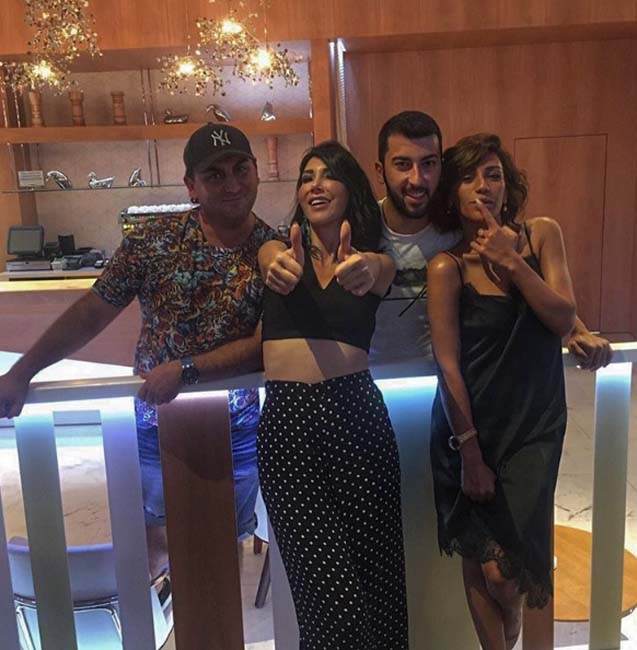 Hande Yener oğlu ilə Bakıda - Foto