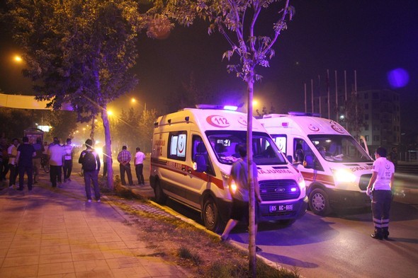 Türkiyədə növbəti terror aktı - 3 ölü, 40 yaralı + Yenilənib Türkiyədə növbəti terror aktı - 3 ölü, 40 yaralı + Yenilənib