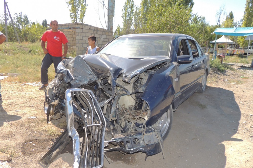 &ldquo;06&rdquo; &ldquo;Mercedes&rdquo;lə toqquşdu -  &Ouml;lən var+Foto