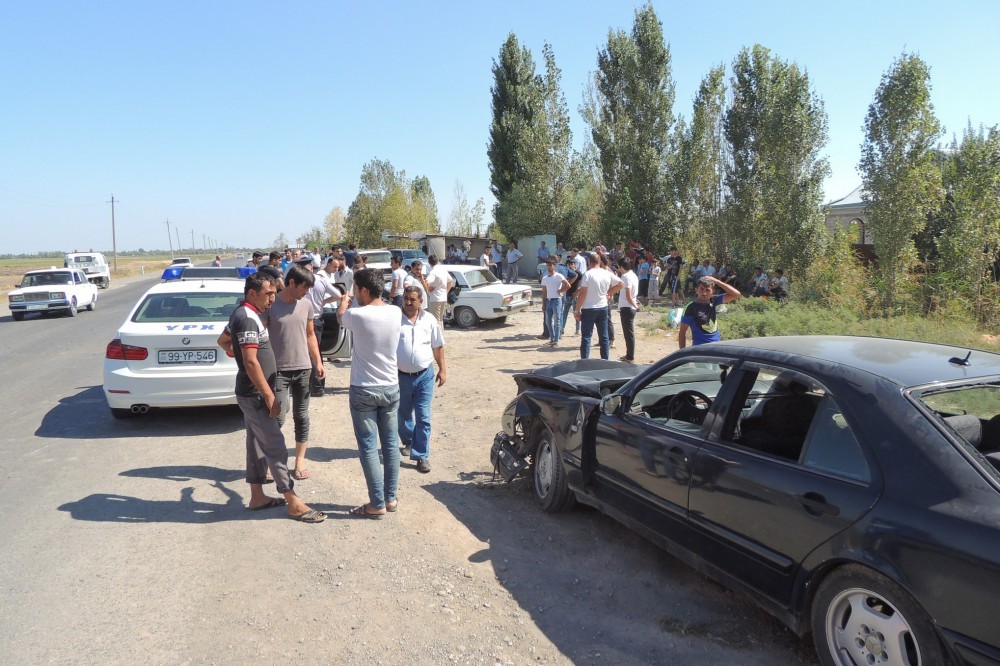 &ldquo;06&rdquo; &ldquo;Mercedes&rdquo;lə toqquşdu -  &Ouml;lən var+Foto