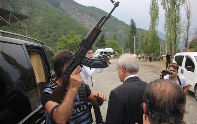 Kılıçdaroğlunun korteji atəşə tutuldu - 1 ölü, 2 yaralı