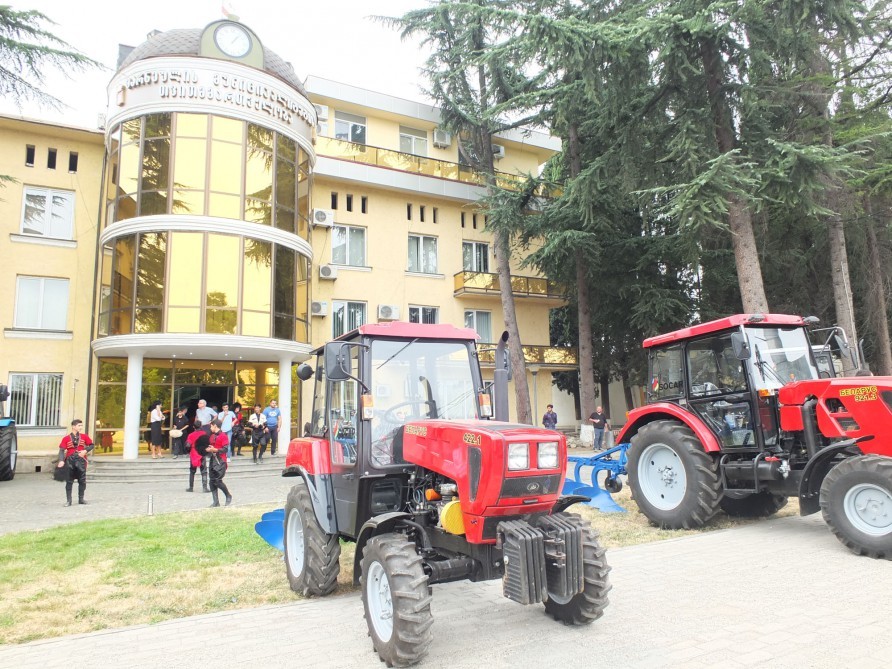 Prezident tapşırıq verdi  -  Gürcüstana traktorlar göndərildi