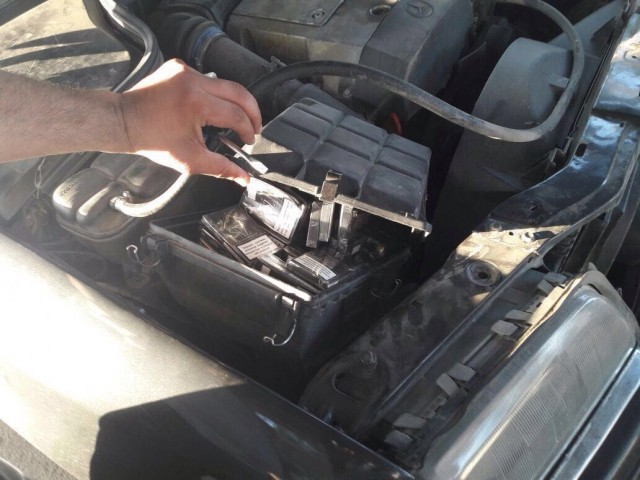 Gömrük işçiləri maşınlarda əməliyyat keçirdi  -  Foto