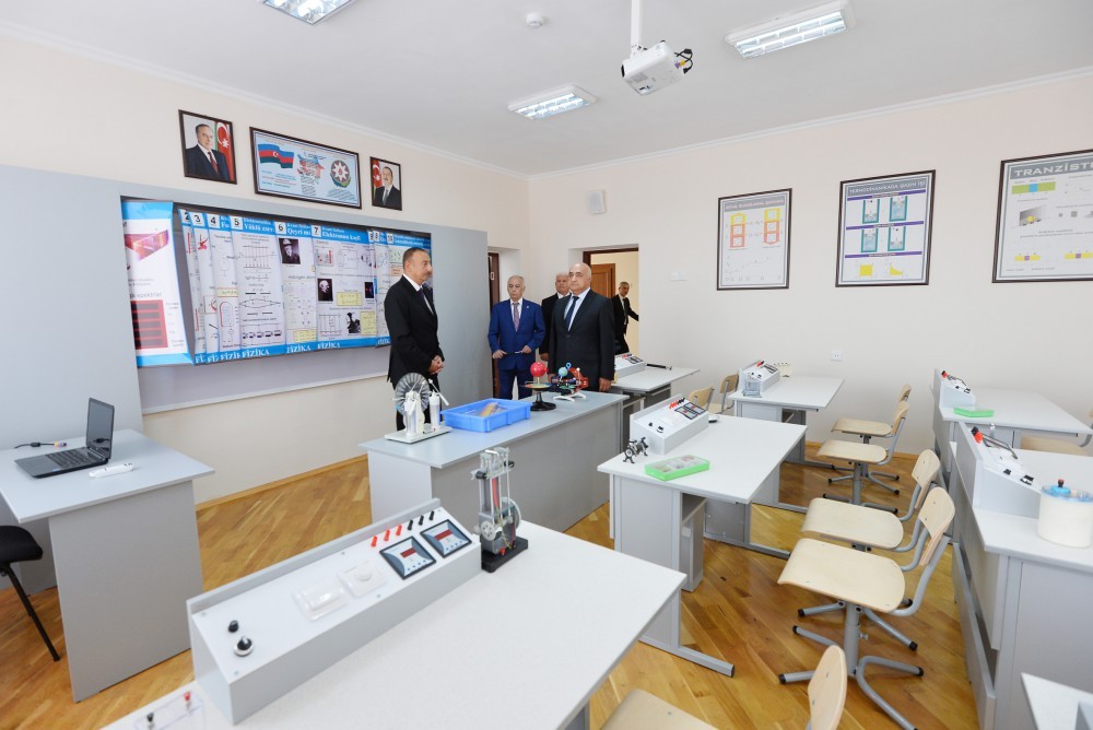 İlham Əliyev Bakıda iki məktəbə baş &ccedil;əkib -  Fotolar