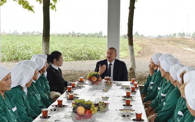 Prezident pambıqçı qadınlarla çay süfrəsində - Fotolar Prezident pambıqçı qadınlarla çay süfrəsində - Fotolar