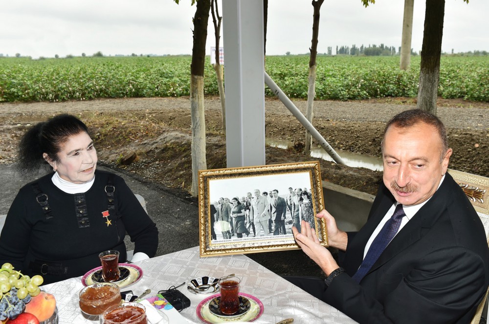 Prezident pambıqçı qadınlarla çay süfrəsində - Fotolar Prezident pambıqçı qadınlarla çay süfrəsində - Fotolar