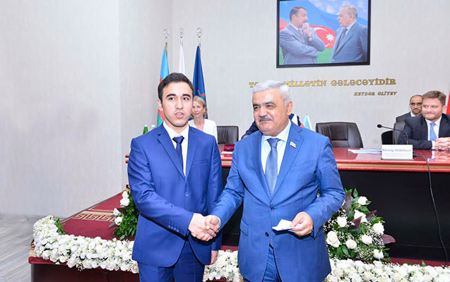 Rövnəq Abdullayev məşhur əkizlərlə görüşdü Rövnəq Abdullayev məşhur əkizlərlə görüşdü