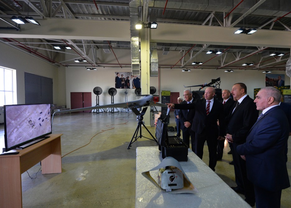 İlham Əliyev pilotsuz uçuş aparatlarının təqdimatında -   Fotolar