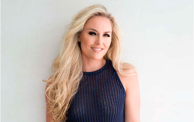 Kitabını satmaq üçün soyundu - Fotolar Kitabını satmaq üçün soyundu - Fotolar