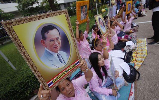 Xalq kral üçün ağlayır - Fotolar Xalq kral üçün ağlayır - Fotolar