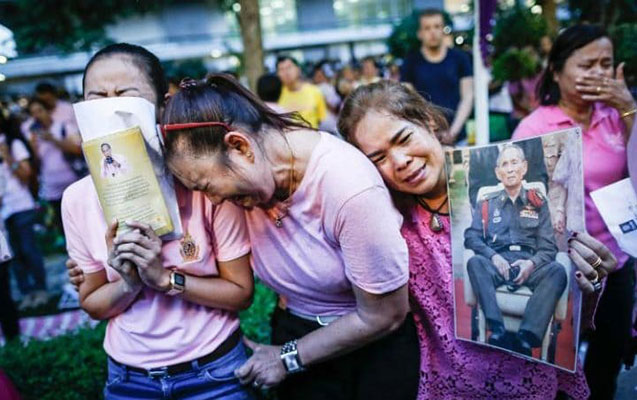 Xalq kral üçün ağlayır - Fotolar Xalq kral üçün ağlayır - Fotolar