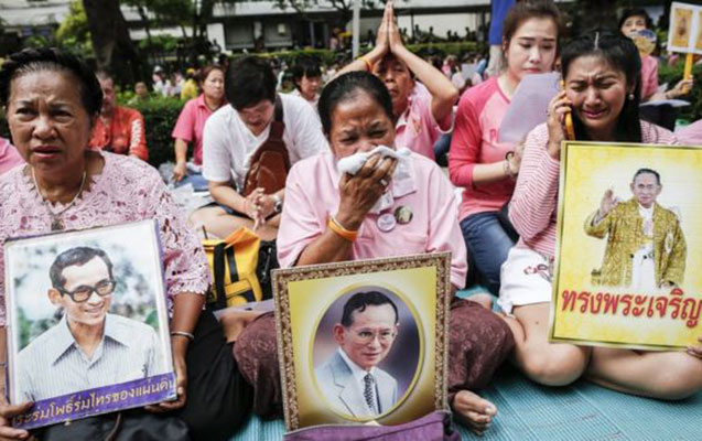 Xalq kral üçün ağlayır - Fotolar Xalq kral üçün ağlayır - Fotolar