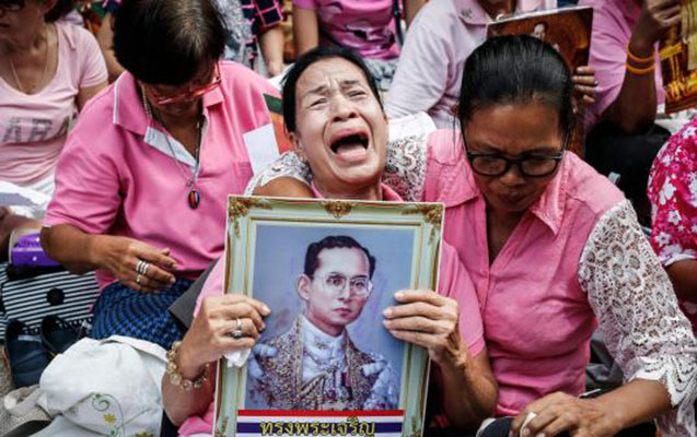 Xalq kral üçün ağlayır - Fotolar Xalq kral üçün ağlayır - Fotolar