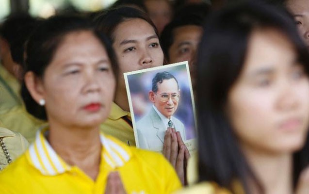 Xalq kral üçün ağlayır - Fotolar Xalq kral üçün ağlayır - Fotolar