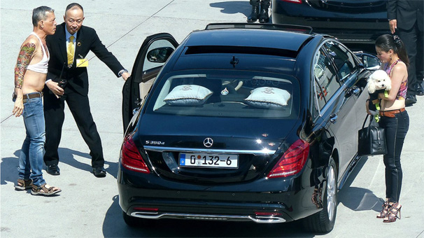 Tailandın yeni ekstravaqant kralı -  Düşükbel şalvar, top mayka, döymə