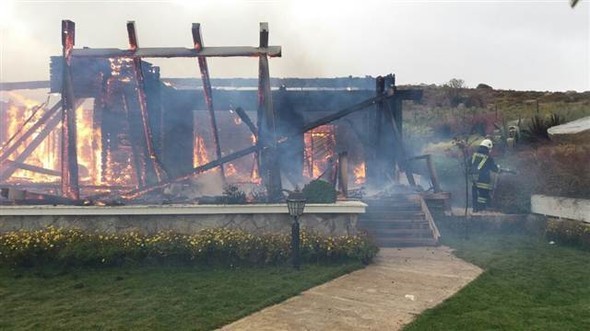 Ali Ağaoğlunun villası külə döndü -  Fotolar