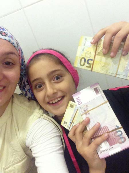 Dayanacaqdan 25 min AZN tapan qadına -  Pul mükafatı verildi