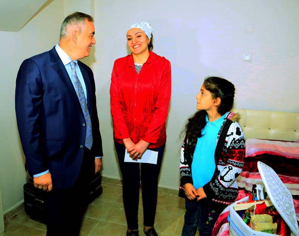 Dayanacaqdan 25 min AZN tapan qadına -  Pul mükafatı verildi