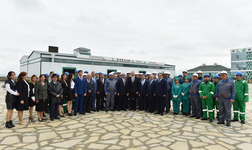 İlham Əliyev sakinlərlə bir arada - Fotolar