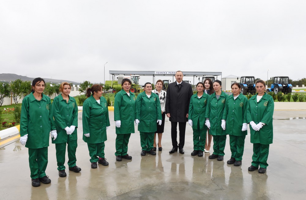 İlham Əliyev sakinlərlə bir arada - Fotolar