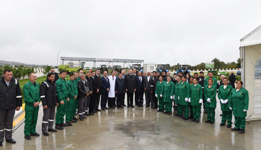 İlham Əliyev sakinlərlə bir arada - Fotolar