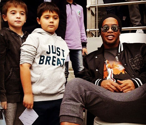 Prezidentin nəvələri Ronaldinyo ilə - Foto