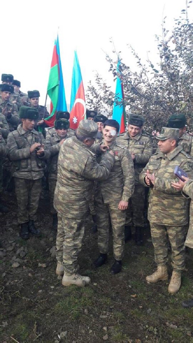 Döyüşdə gözü ilə ayağını itirən kəşfiyyatçı təltif olundu - Fotolar