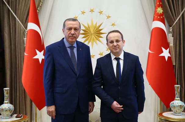 Ərdoğan 15 iyulda tankın altında qalan kişini qucaqladı - Fotolar