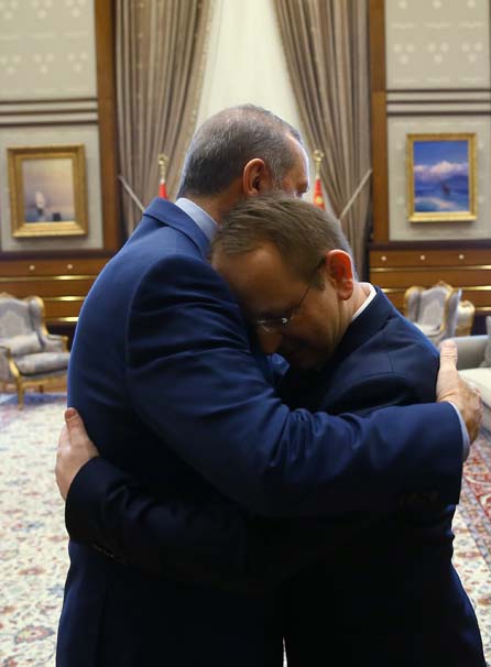 Ərdoğan 15 iyulda tankın altında qalan kişini qucaqladı - Fotolar