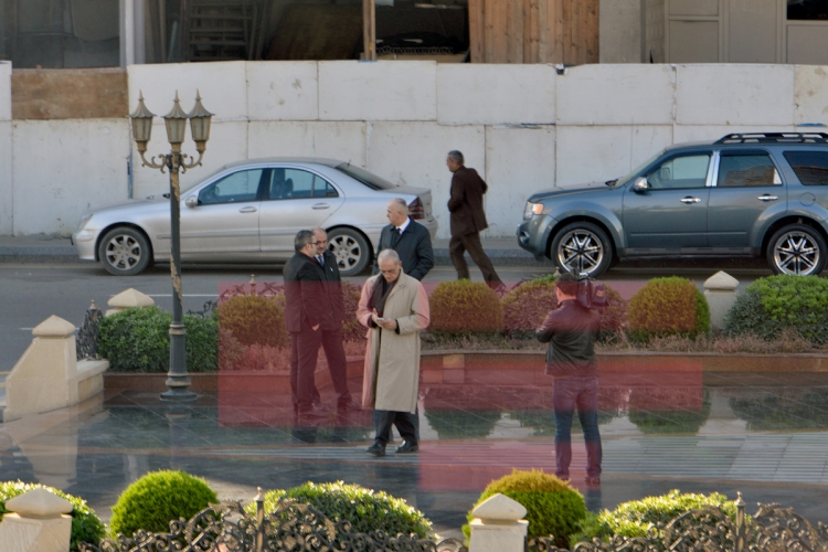 Erməni yazıçı Xocalı abidəsi qarşısında baş əydi - Fotolar +Yenilənib