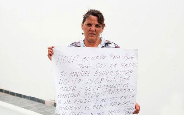 Məşhur futbolçu anasını dilənməyə məcbur edir - Foto