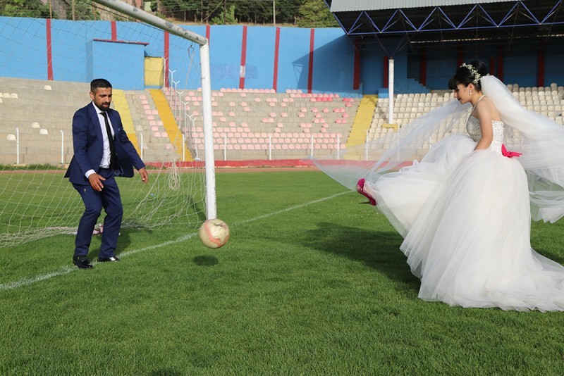 Hakimə etiraz etdi, aşiq oldu, evləndi - Fotolar Hakimə etiraz etdi, aşiq oldu, evləndi - Fotolar