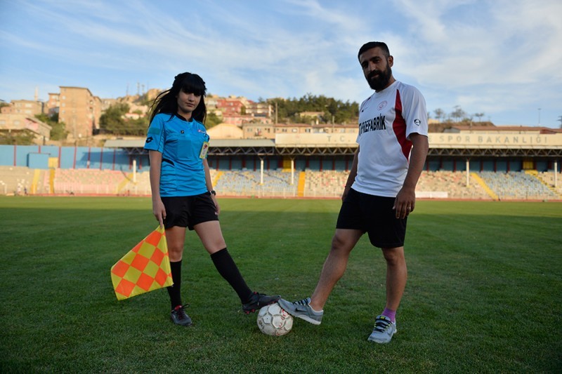 Hakimə etiraz etdi, aşiq oldu, evləndi - Fotolar Hakimə etiraz etdi, aşiq oldu, evləndi - Fotolar